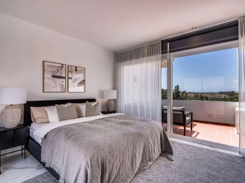 Located in the prestigious Urbanización Andalucía del Mar, this spacious 195 sq.m. penthouse offers an exceptional lifestyle in the heart of Puerto Banús.