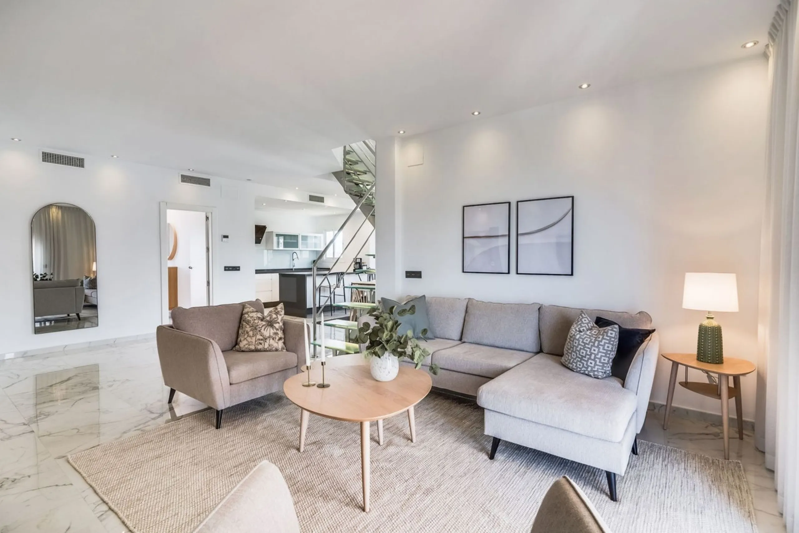 Located in the prestigious Urbanización Andalucía del Mar, this spacious 195 sq.m. penthouse offers an exceptional lifestyle in the heart of Puerto Banús.