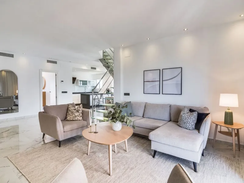 Located in the prestigious Urbanización Andalucía del Mar, this spacious 195 sq.m. penthouse offers an exceptional lifestyle in the heart of Puerto Banús.