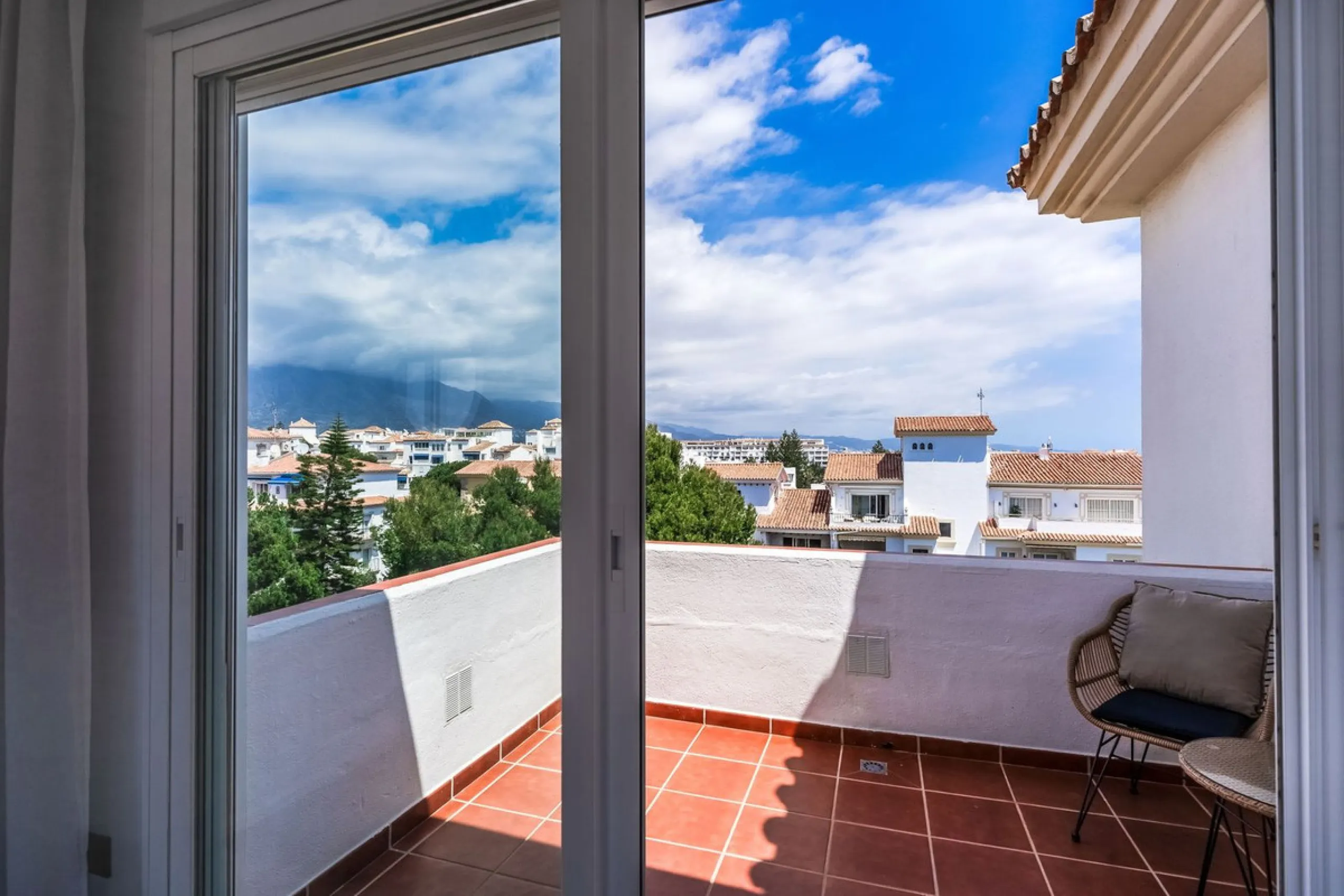 Located in the prestigious Urbanización Andalucía del Mar, this spacious 195 sq.m. penthouse offers an exceptional lifestyle in the heart of Puerto Banús.