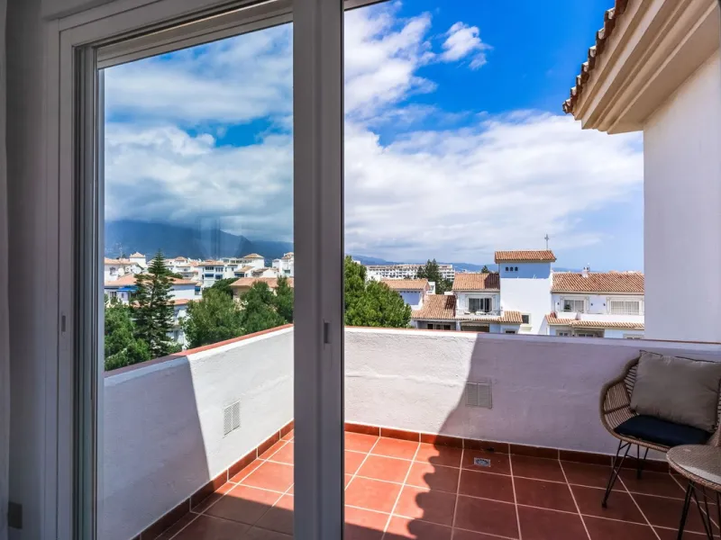 Located in the prestigious Urbanización Andalucía del Mar, this spacious 195 sq.m. penthouse offers an exceptional lifestyle in the heart of Puerto Banús.