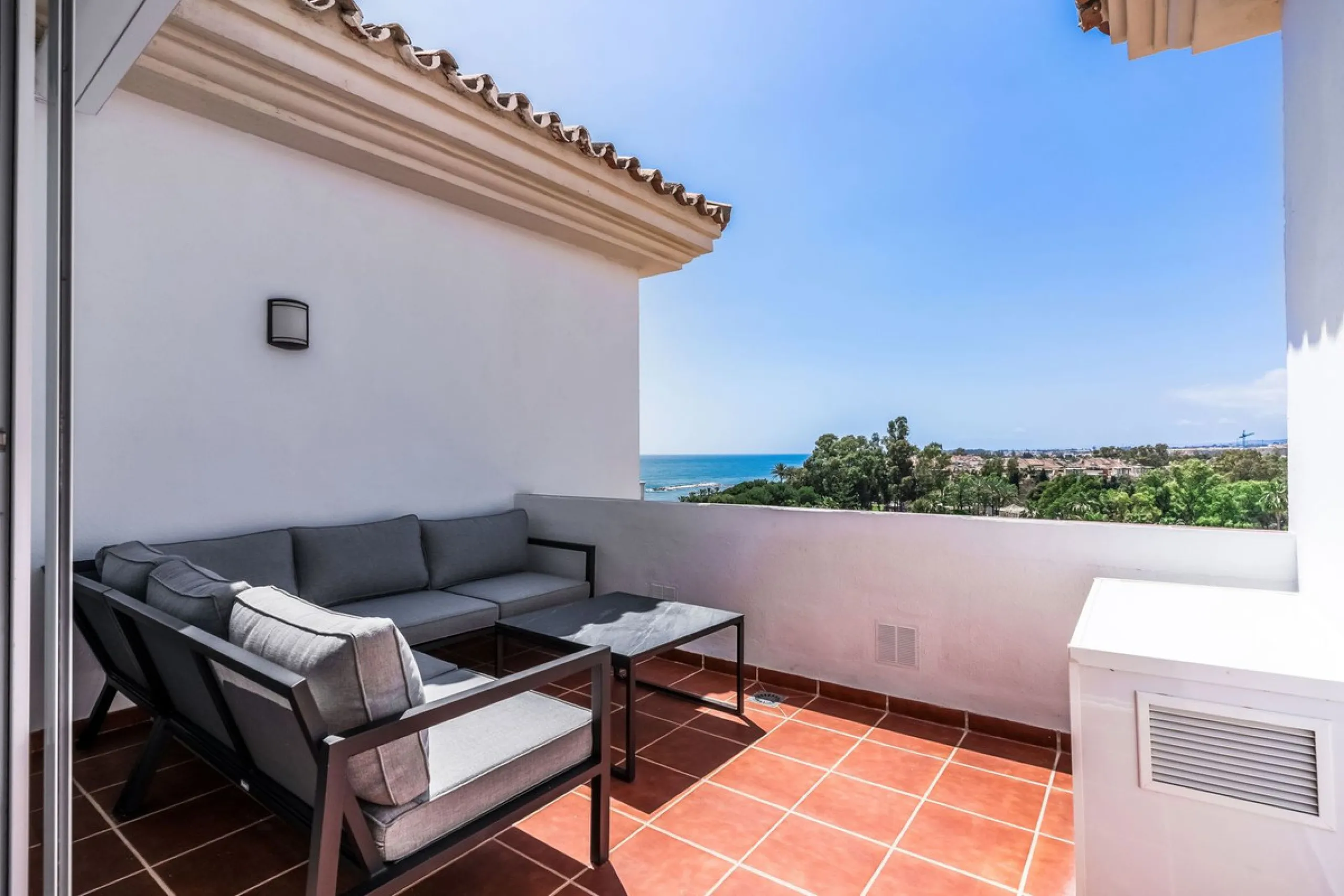 Located in the prestigious Urbanización Andalucía del Mar, this spacious 195 sq.m. penthouse offers an exceptional lifestyle in the heart of Puerto Banús.