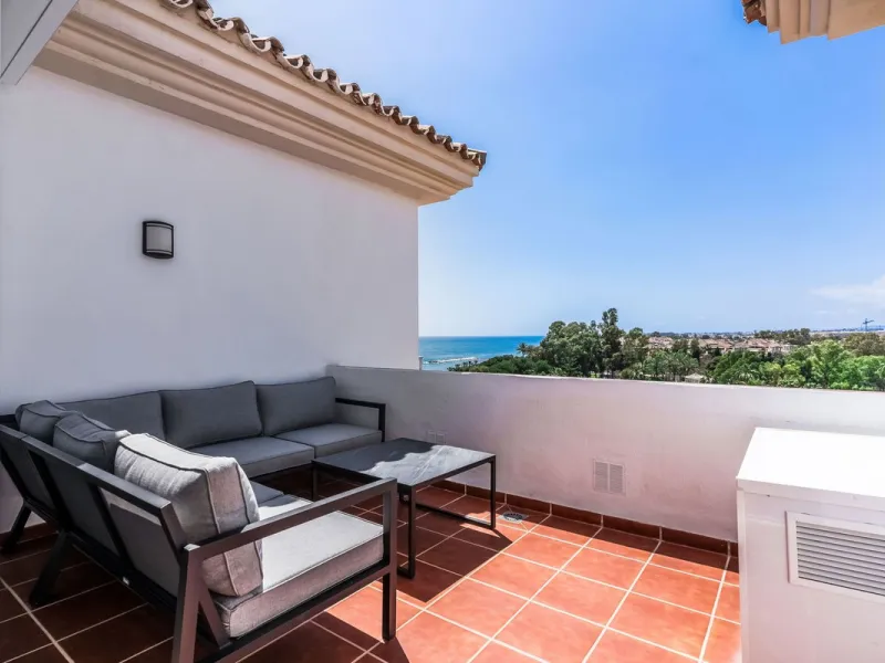 Located in the prestigious Urbanización Andalucía del Mar, this spacious 195 sq.m. penthouse offers an exceptional lifestyle in the heart of Puerto Banús.