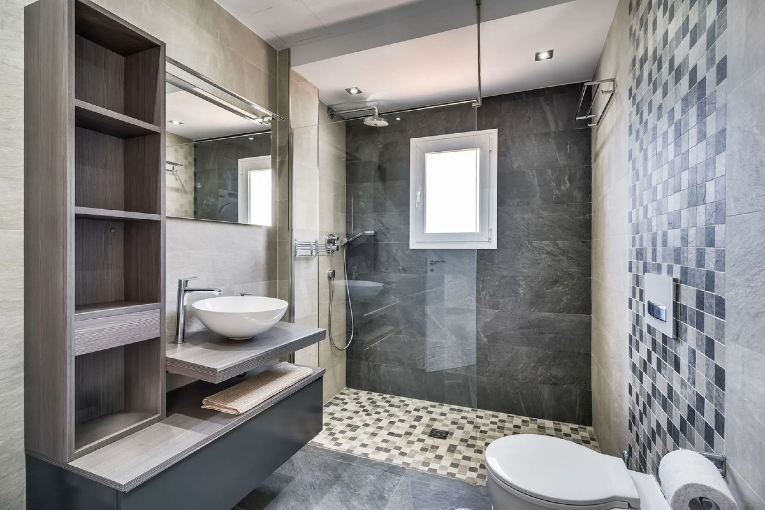 Located in the prestigious Urbanización Andalucía del Mar, this spacious 195 sq.m. penthouse offers an exceptional lifestyle in the heart of Puerto Banús.