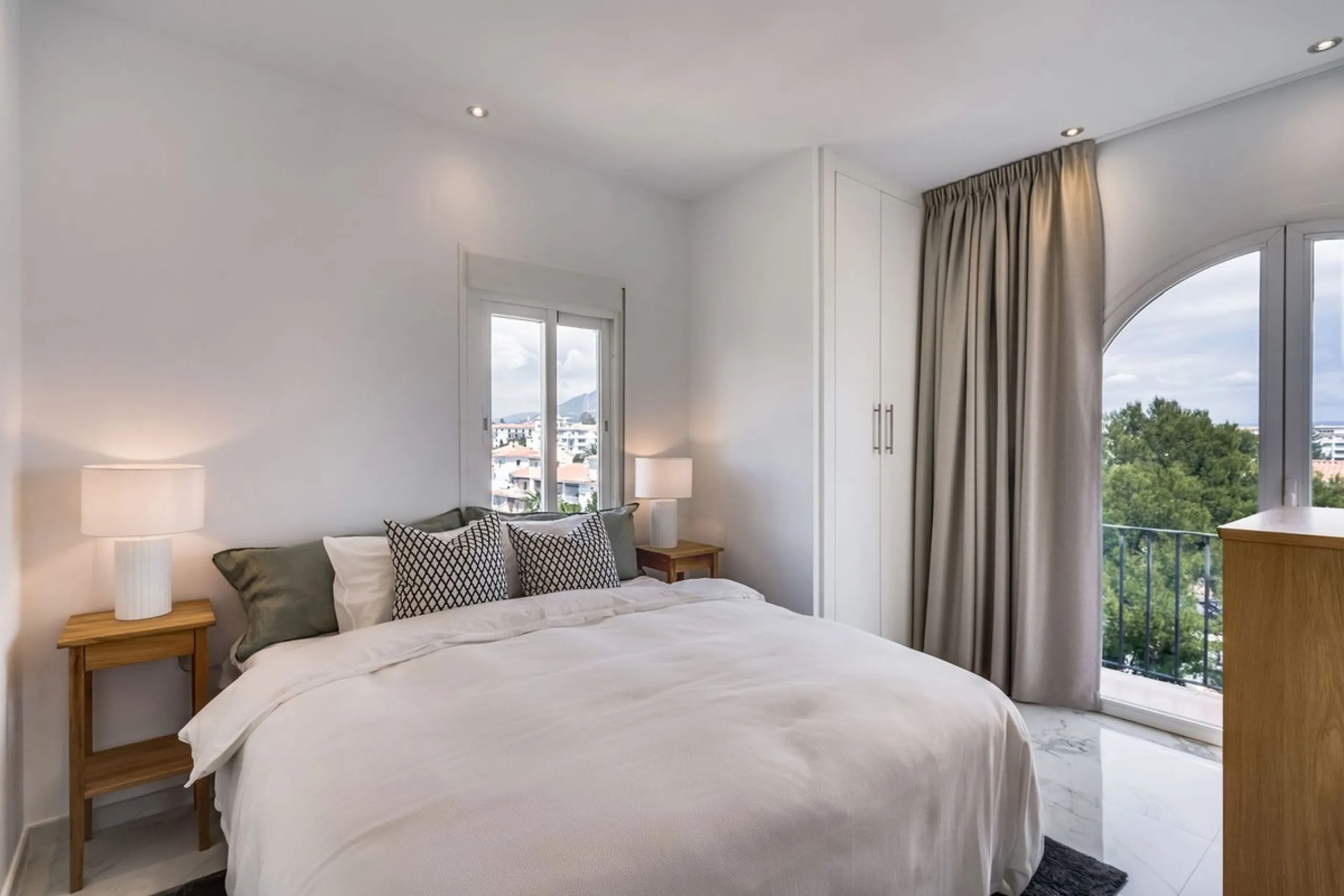 Located in the prestigious Urbanización Andalucía del Mar, this spacious 195 sq.m. penthouse offers an exceptional lifestyle in the heart of Puerto Banús.
