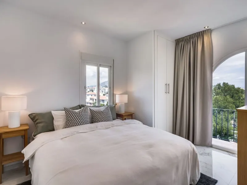 Located in the prestigious Urbanización Andalucía del Mar, this spacious 195 sq.m. penthouse offers an exceptional lifestyle in the heart of Puerto Banús.