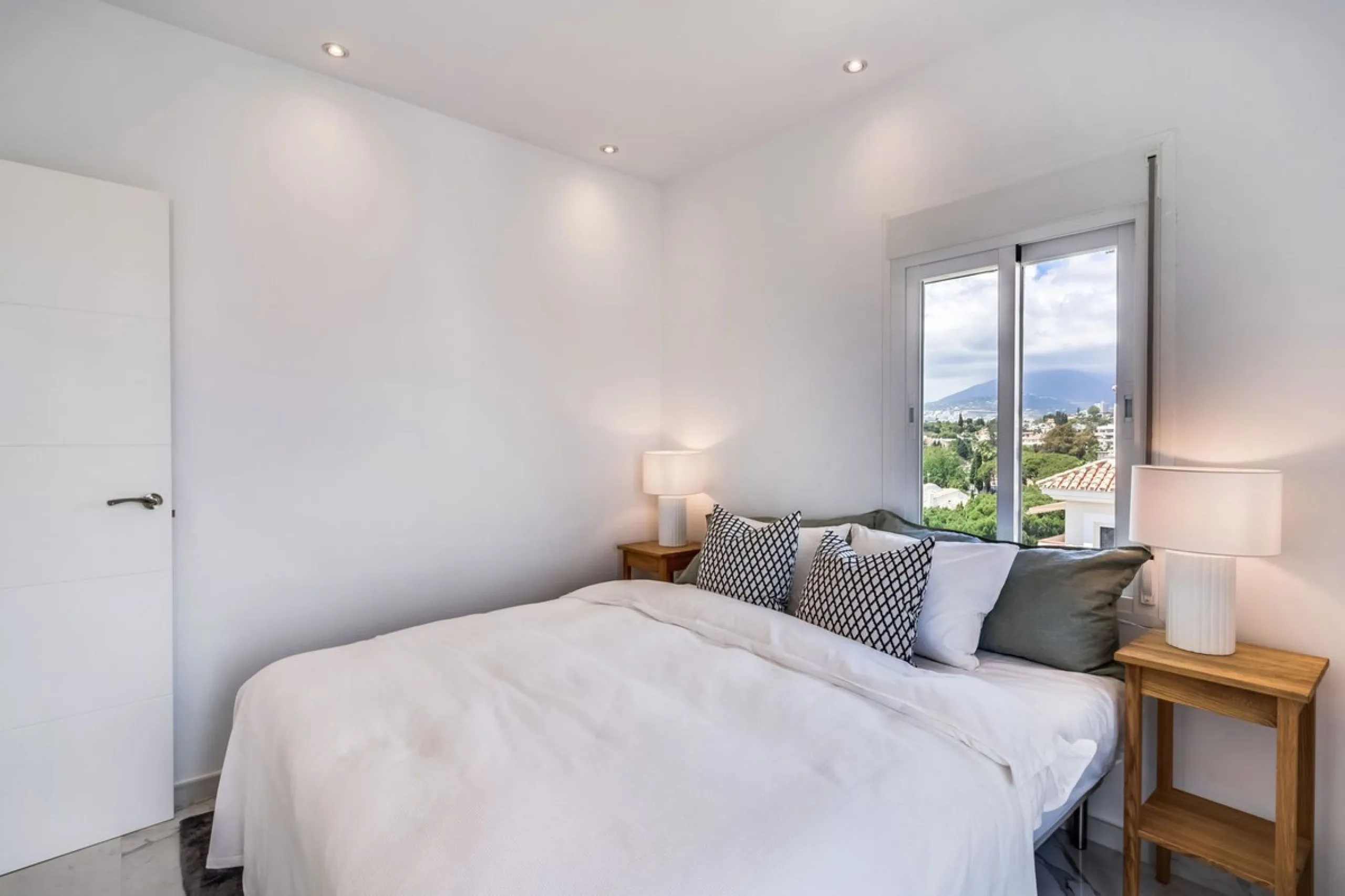 Located in the prestigious Urbanización Andalucía del Mar, this spacious 195 sq.m. penthouse offers an exceptional lifestyle in the heart of Puerto Banús.