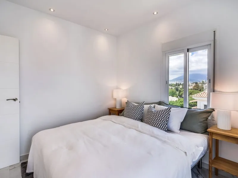 Located in the prestigious Urbanización Andalucía del Mar, this spacious 195 sq.m. penthouse offers an exceptional lifestyle in the heart of Puerto Banús.