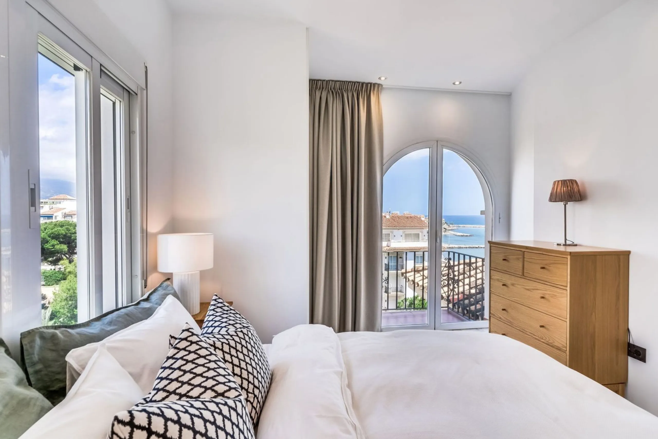 Located in the prestigious Urbanización Andalucía del Mar, this spacious 195 sq.m. penthouse offers an exceptional lifestyle in the heart of Puerto Banús.