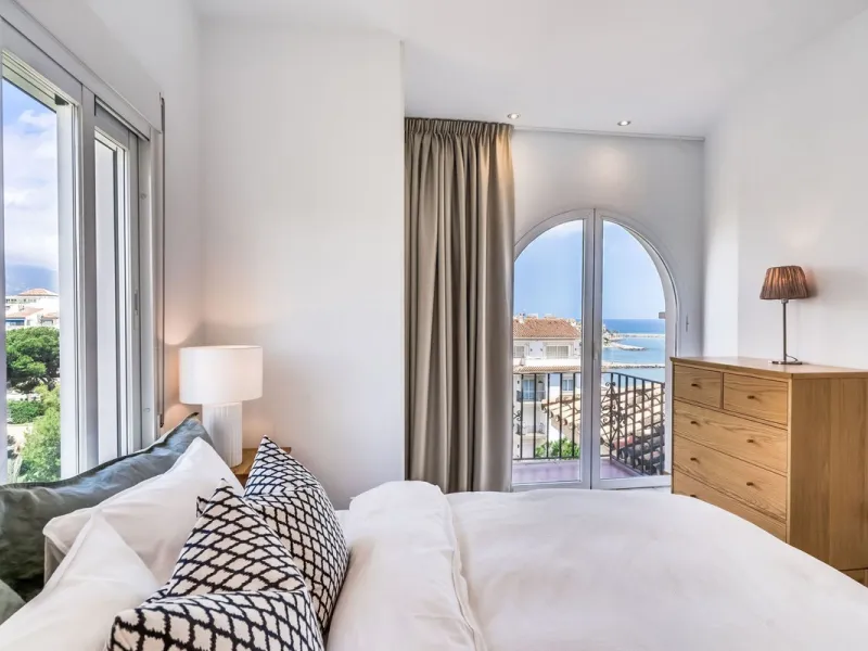 Located in the prestigious Urbanización Andalucía del Mar, this spacious 195 sq.m. penthouse offers an exceptional lifestyle in the heart of Puerto Banús.