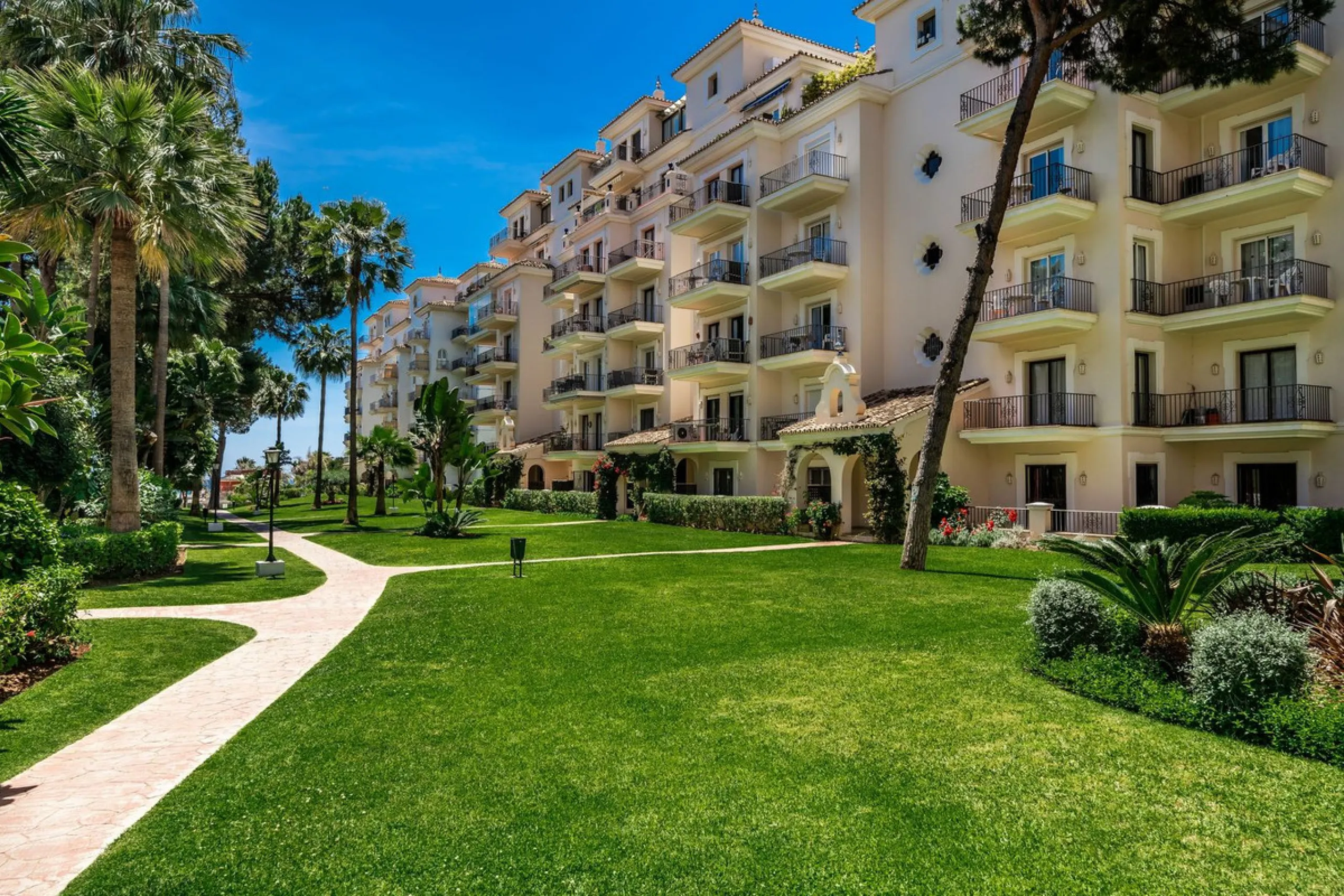 Located in the prestigious Urbanización Andalucía del Mar, this spacious 195 sq.m. penthouse offers an exceptional lifestyle in the heart of Puerto Banús.