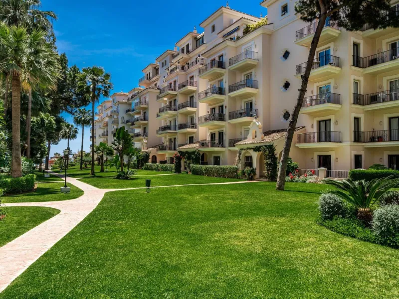 Located in the prestigious Urbanización Andalucía del Mar, this spacious 195 sq.m. penthouse offers an exceptional lifestyle in the heart of Puerto Banús.