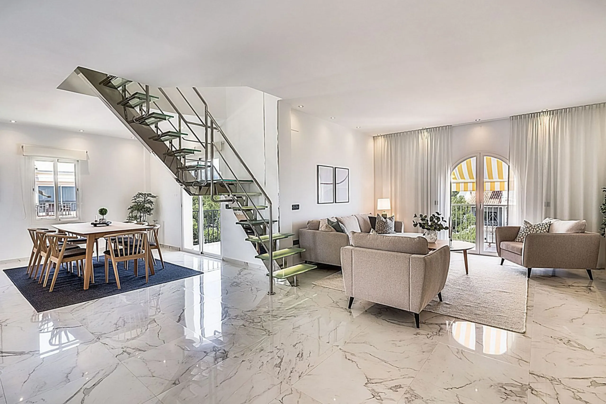 Located in the prestigious Urbanización Andalucía del Mar, this spacious 195 sq.m. penthouse offers an exceptional lifestyle in the heart of Puerto Banús.