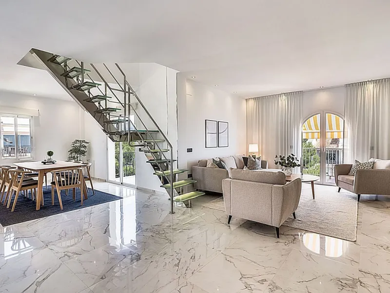 Located in the prestigious Urbanización Andalucía del Mar, this spacious 195 sq.m. penthouse offers an exceptional lifestyle in the heart of Puerto Banús.