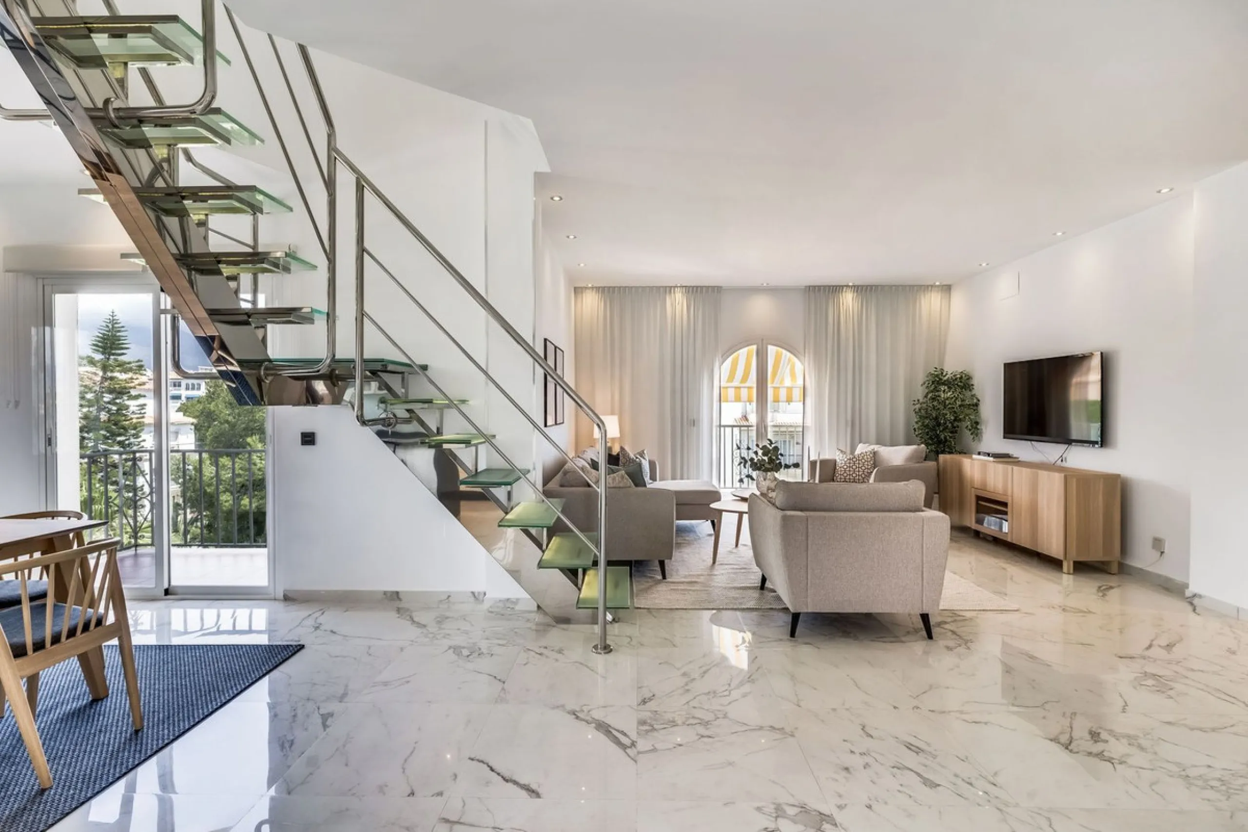 Located in the prestigious Urbanización Andalucía del Mar, this spacious 195 sq.m. penthouse offers an exceptional lifestyle in the heart of Puerto Banús.