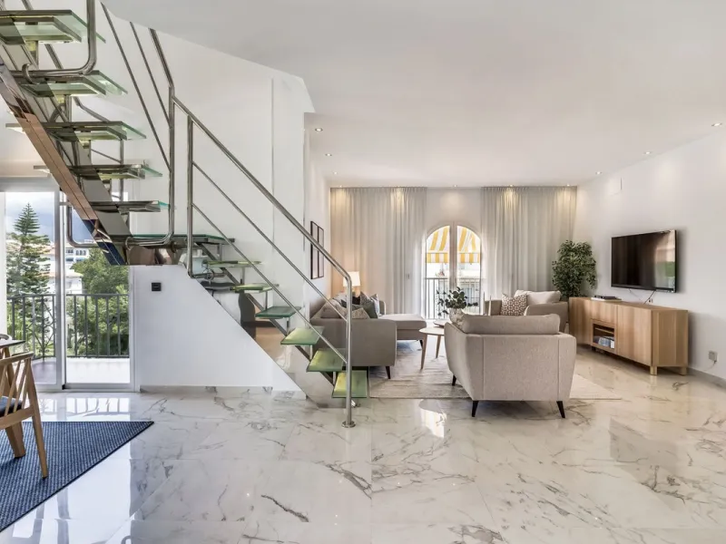 Located in the prestigious Urbanización Andalucía del Mar, this spacious 195 sq.m. penthouse offers an exceptional lifestyle in the heart of Puerto Banús.