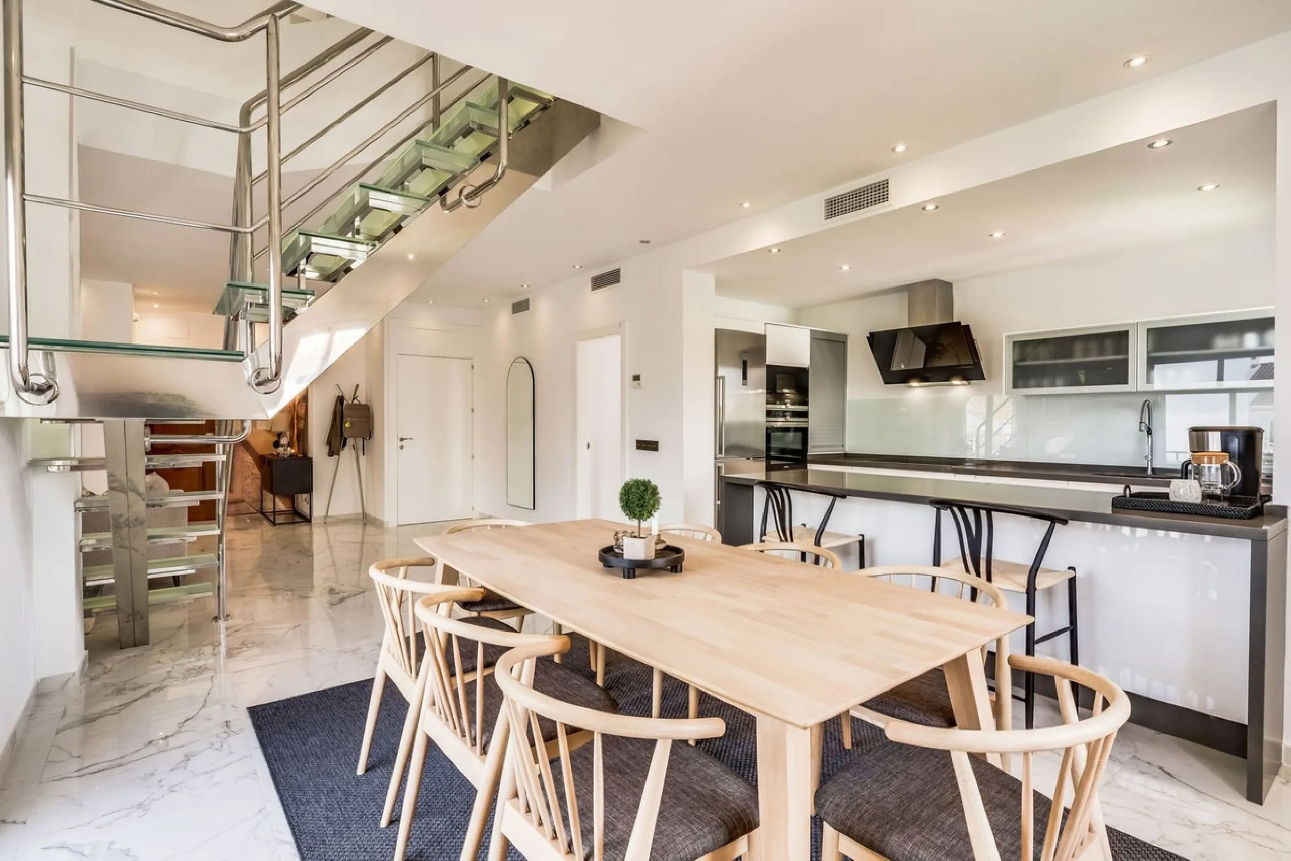 Located in the prestigious Urbanización Andalucía del Mar, this spacious 195 sq.m. penthouse offers an exceptional lifestyle in the heart of Puerto Banús.