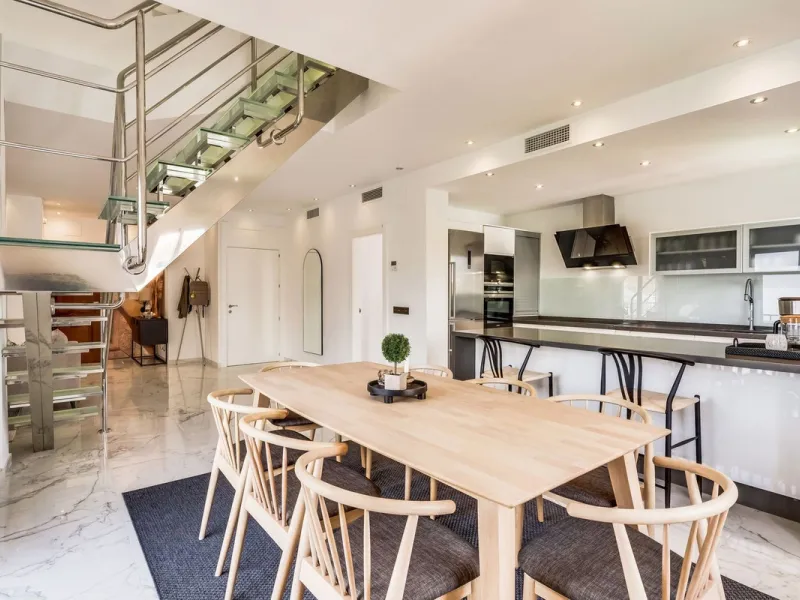 Located in the prestigious Urbanización Andalucía del Mar, this spacious 195 sq.m. penthouse offers an exceptional lifestyle in the heart of Puerto Banús.