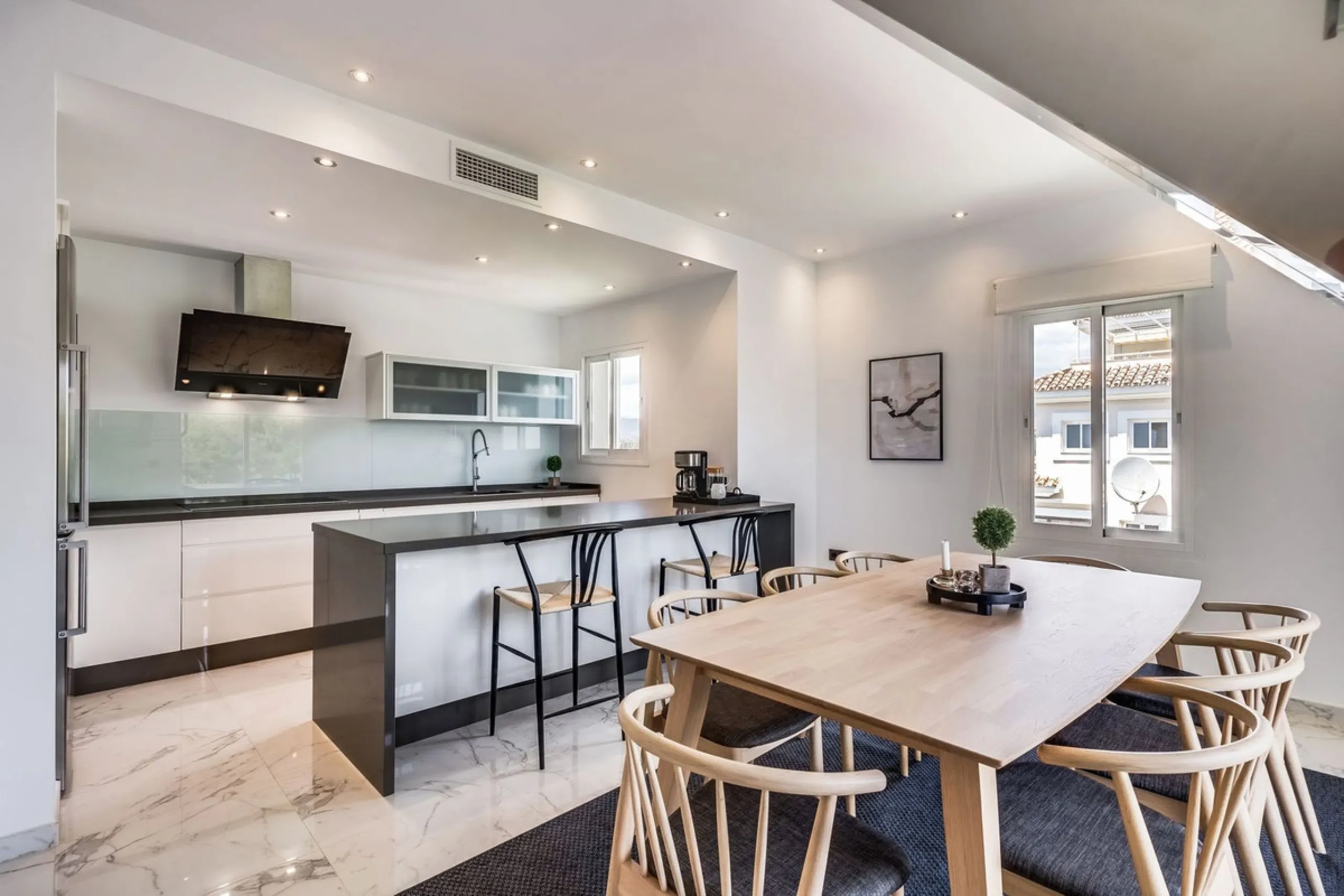 Located in the prestigious Urbanización Andalucía del Mar, this spacious 195 sq.m. penthouse offers an exceptional lifestyle in the heart of Puerto Banús.