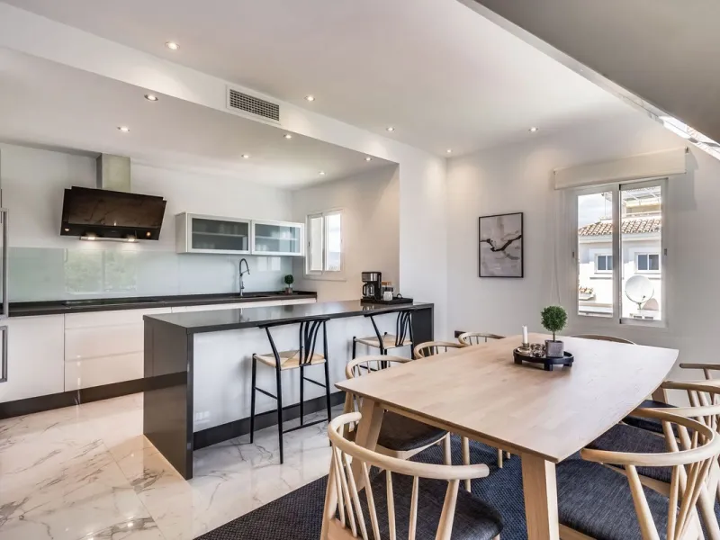 Located in the prestigious Urbanización Andalucía del Mar, this spacious 195 sq.m. penthouse offers an exceptional lifestyle in the heart of Puerto Banús.