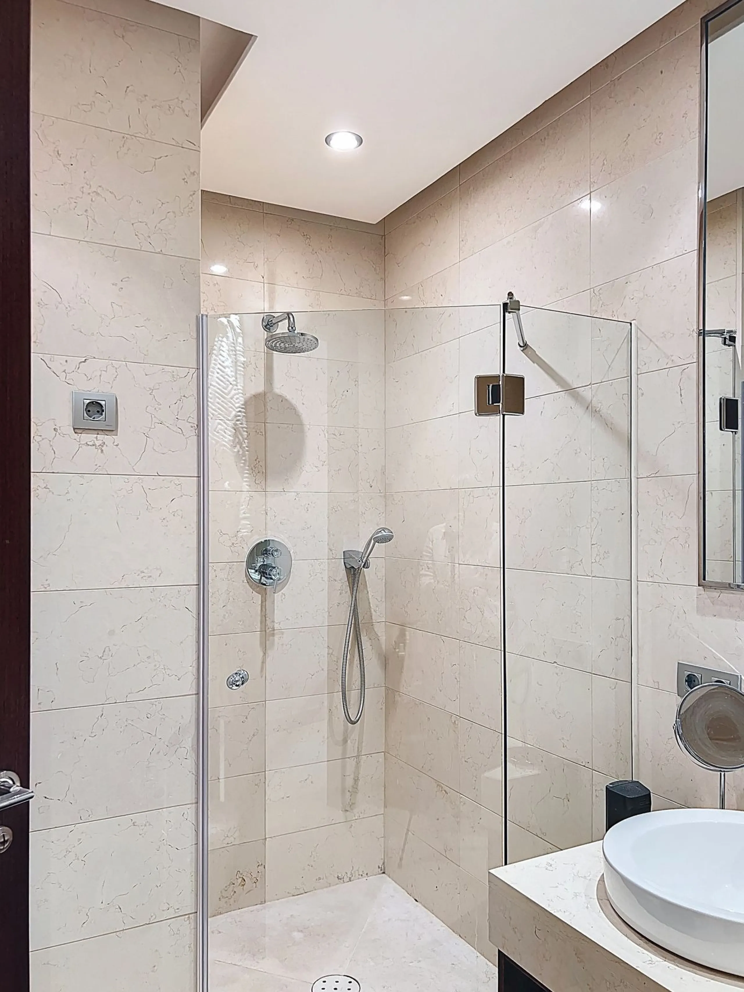 Beautiful Ground Floor Apartment with Garden in Gated & 24 h secured community in El Paraiso alto.