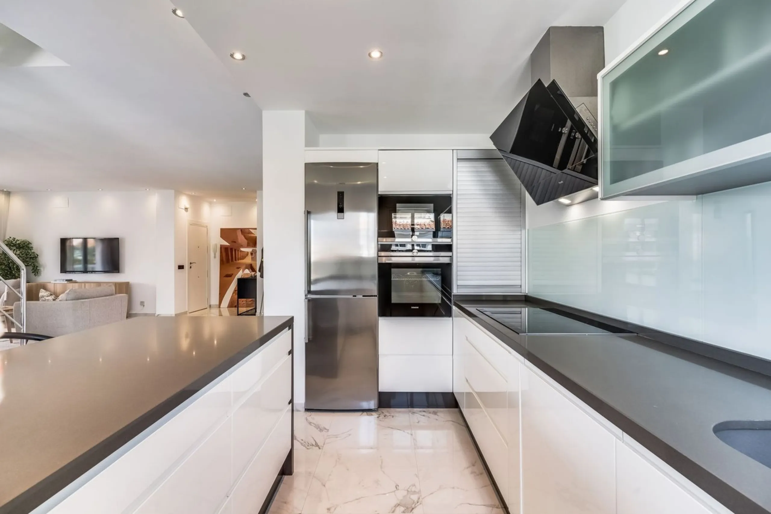 Located in the prestigious Urbanización Andalucía del Mar, this spacious 195 sq.m. penthouse offers an exceptional lifestyle in the heart of Puerto Banús.