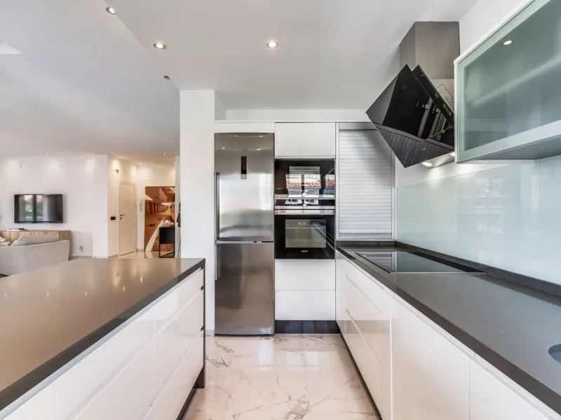 Located in the prestigious Urbanización Andalucía del Mar, this spacious 195 sq.m. penthouse offers an exceptional lifestyle in the heart of Puerto Banús.