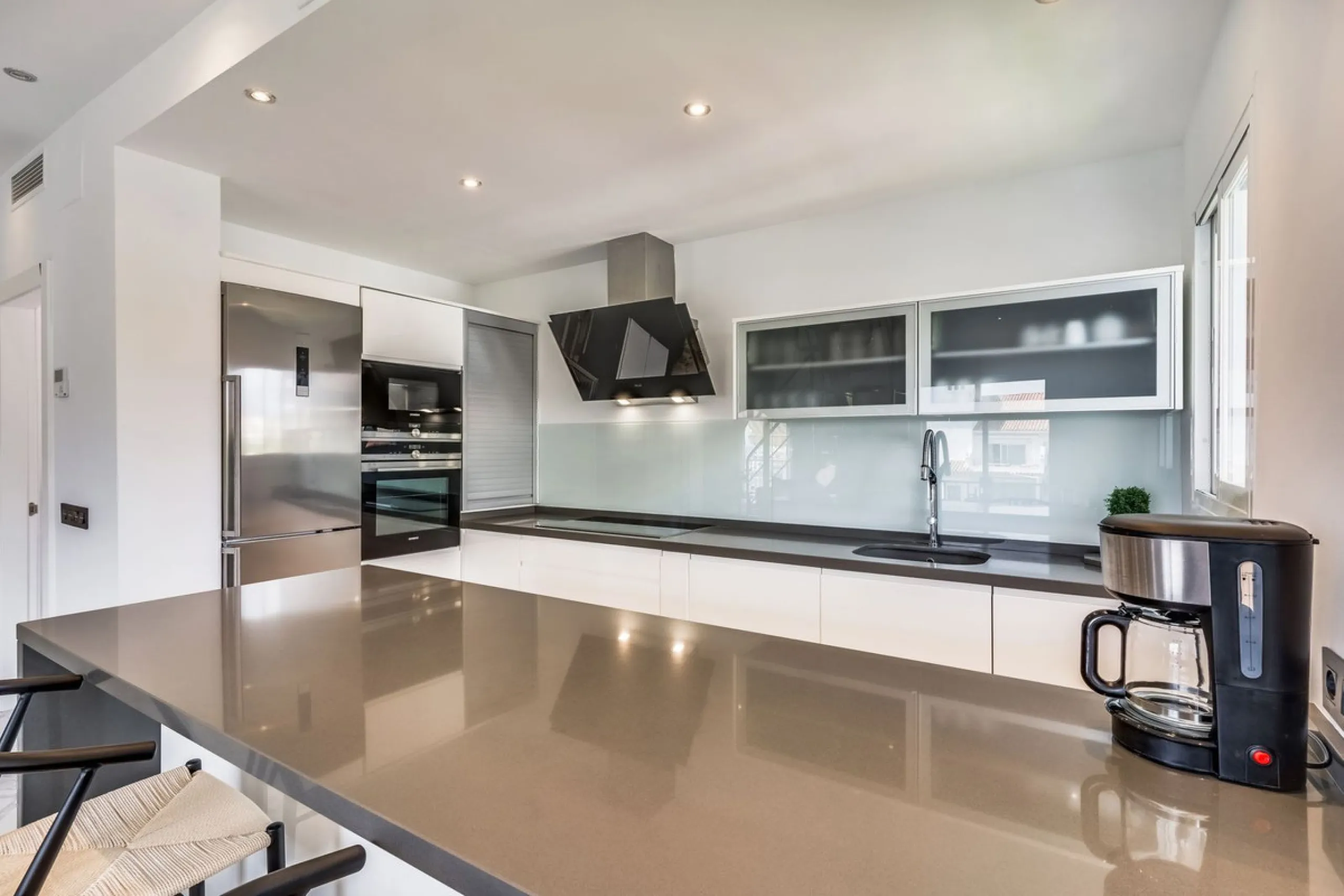 Located in the prestigious Urbanización Andalucía del Mar, this spacious 195 sq.m. penthouse offers an exceptional lifestyle in the heart of Puerto Banús.