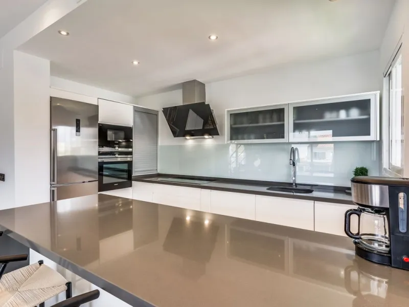 Located in the prestigious Urbanización Andalucía del Mar, this spacious 195 sq.m. penthouse offers an exceptional lifestyle in the heart of Puerto Banús.