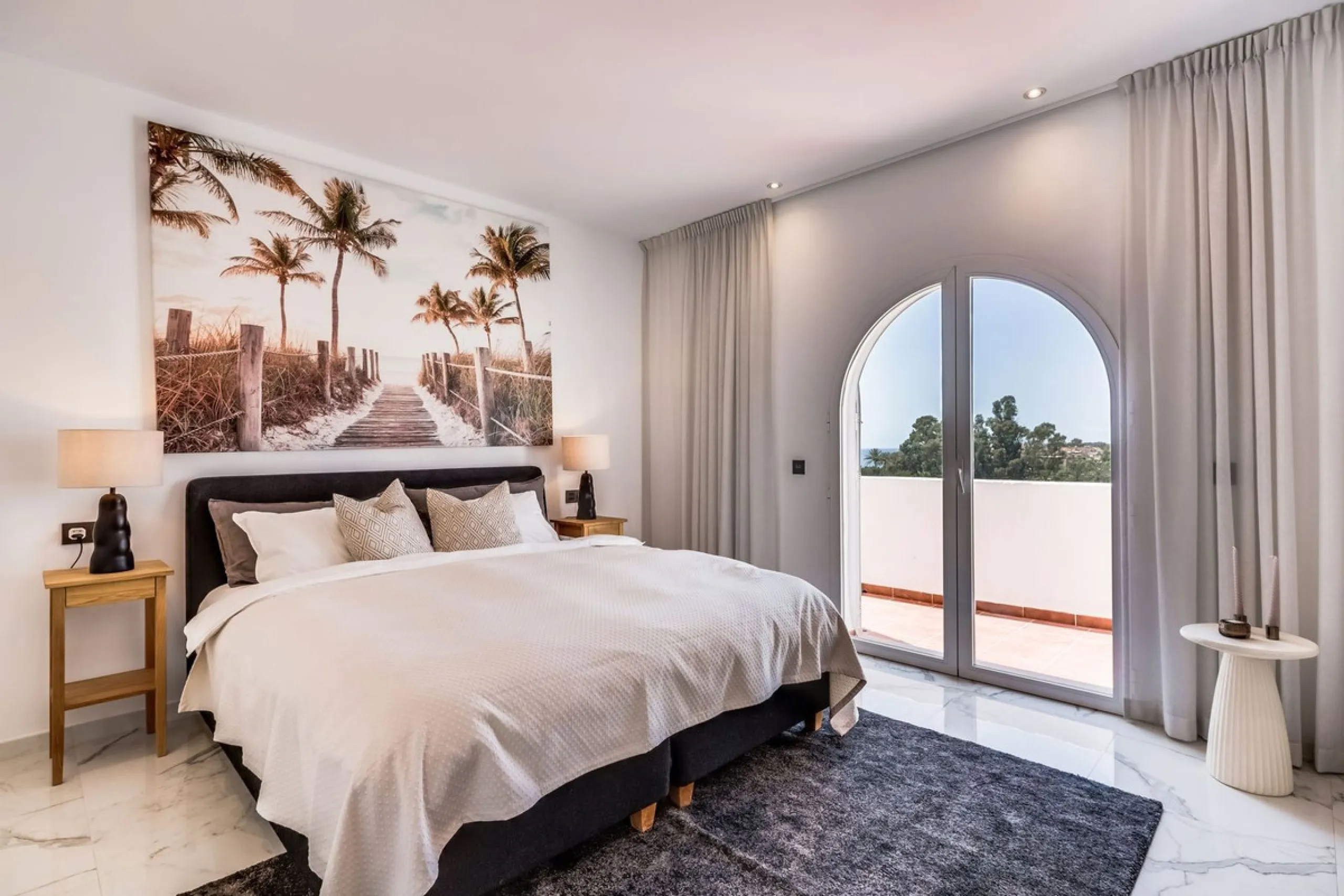Located in the prestigious Urbanización Andalucía del Mar, this spacious 195 sq.m. penthouse offers an exceptional lifestyle in the heart of Puerto Banús.