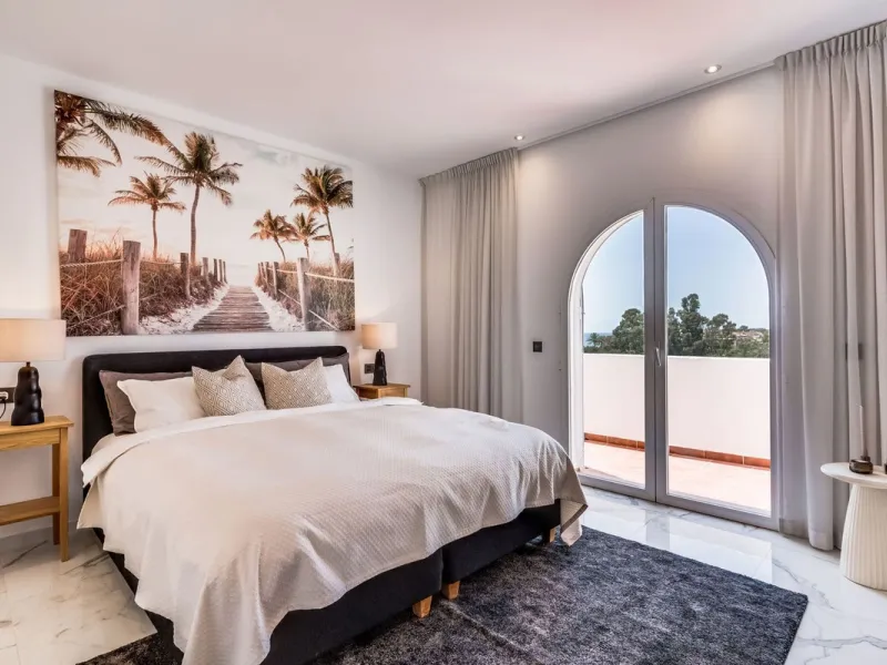 Located in the prestigious Urbanización Andalucía del Mar, this spacious 195 sq.m. penthouse offers an exceptional lifestyle in the heart of Puerto Banús.