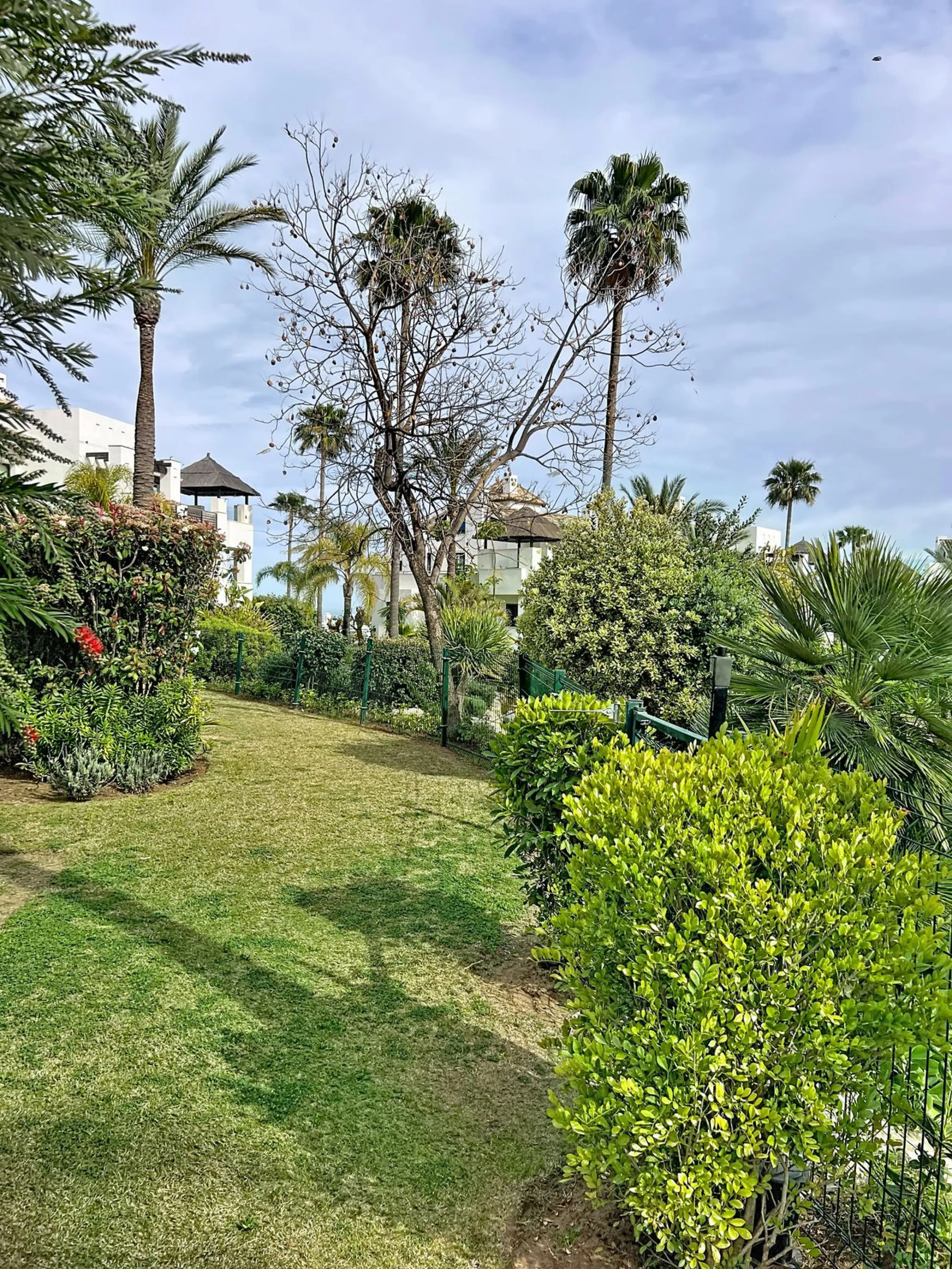 Beautiful Ground Floor Apartment with Garden in Gated & 24 h secured community in El Paraiso alto.
