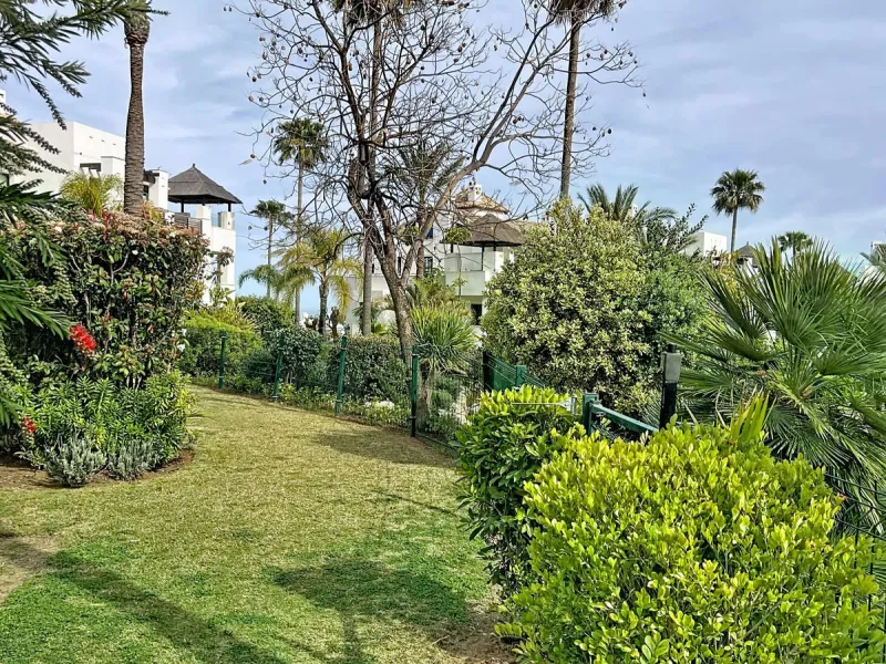 Beautiful Ground Floor Apartment with Garden in Gated & 24 h secured community in El Paraiso alto.