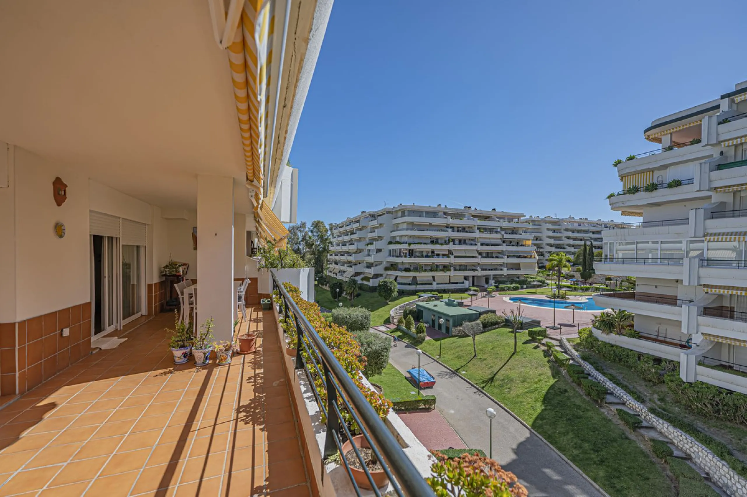 LARGE PROPERTY IN GUADALMINA
