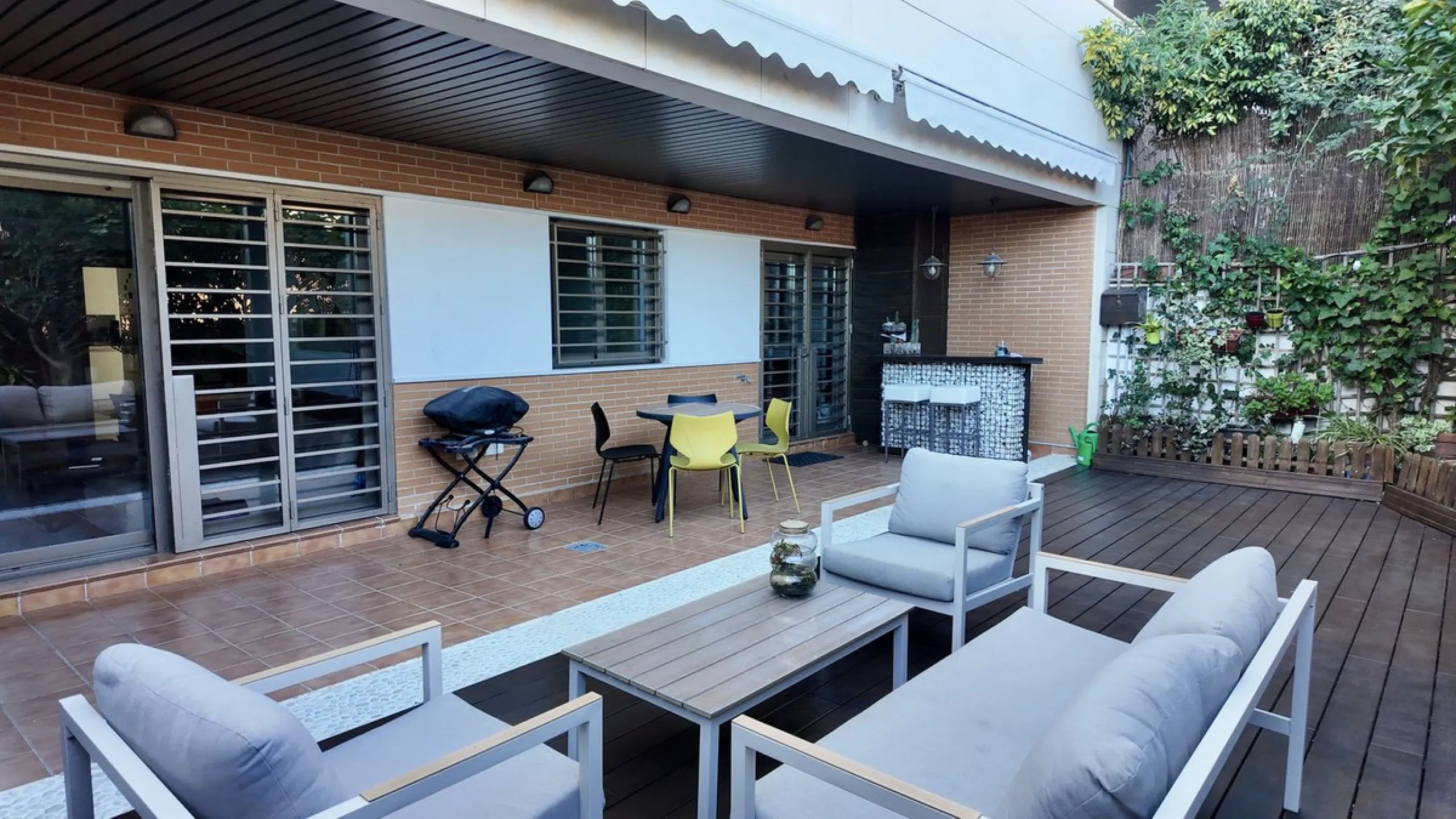 This 102 m² interior apartment, fully renovated in 2025, is situated in a quiet and well-maintained residential urbanisation, offering high-quality communal facilities.