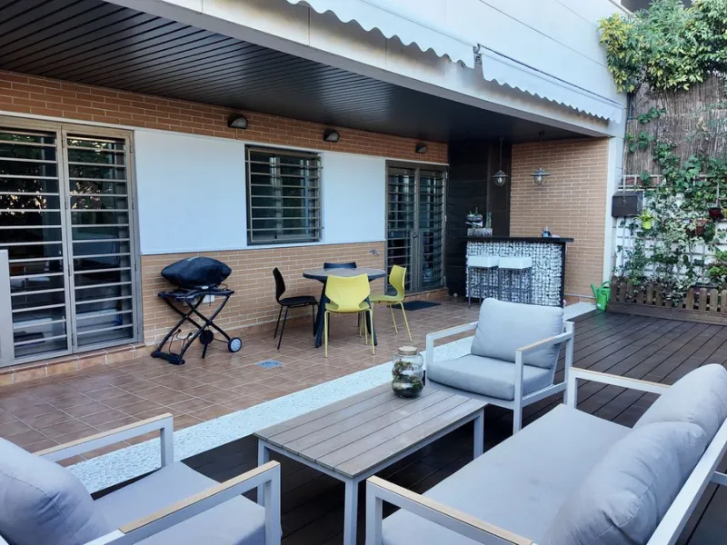 This 102 m² interior apartment, fully renovated in 2025, is situated in a quiet and well-maintained residential urbanisation, offering high-quality communal facilities.