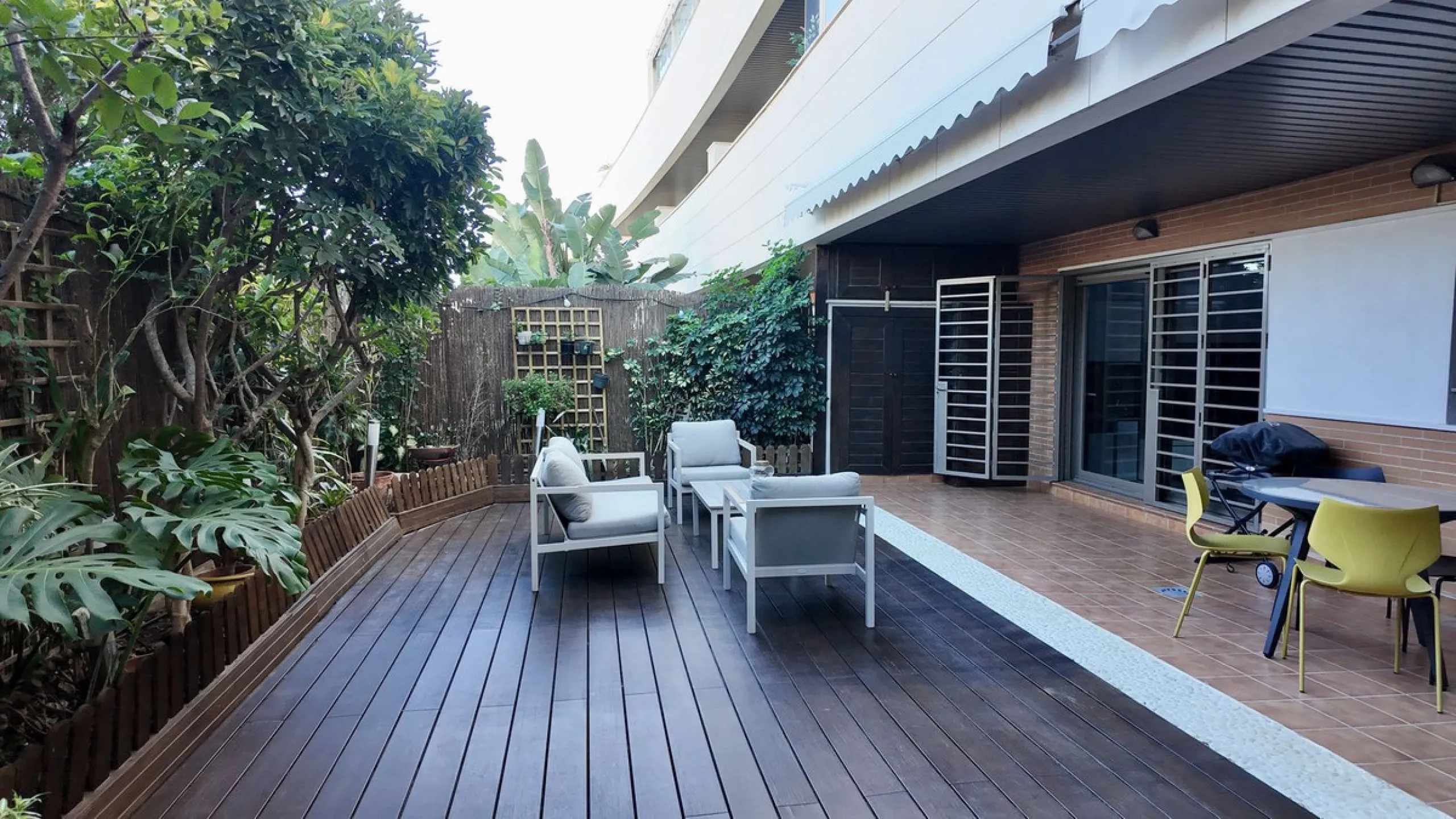 This 102 m² interior apartment, fully renovated in 2025, is situated in a quiet and well-maintained residential urbanisation, offering high-quality communal facilities.