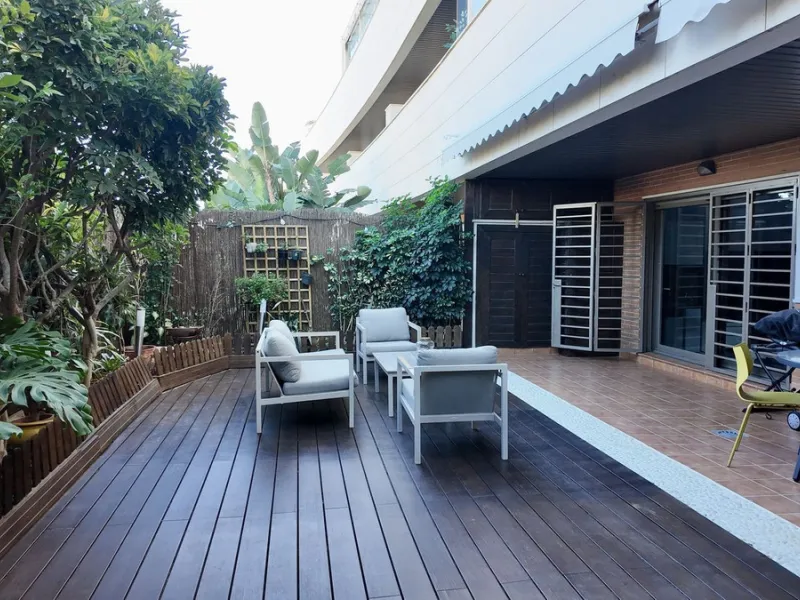 This 102 m² interior apartment, fully renovated in 2025, is situated in a quiet and well-maintained residential urbanisation, offering high-quality communal facilities.