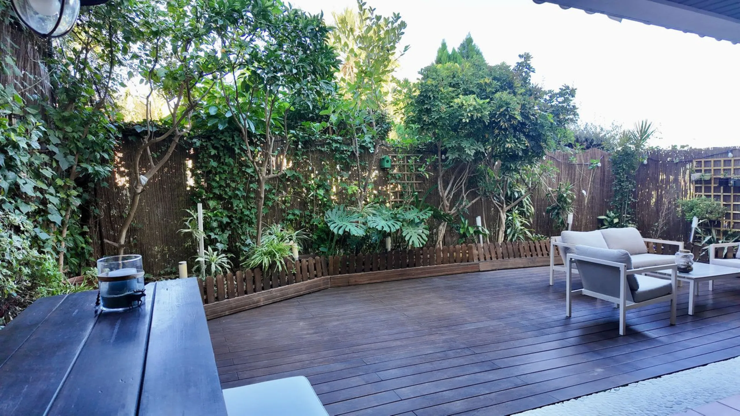 This 102 m² interior apartment, fully renovated in 2025, is situated in a quiet and well-maintained residential urbanisation, offering high-quality communal facilities.
