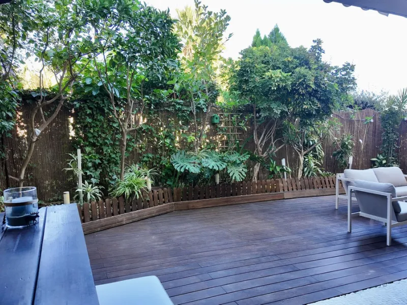 This 102 m² interior apartment, fully renovated in 2025, is situated in a quiet and well-maintained residential urbanisation, offering high-quality communal facilities.
