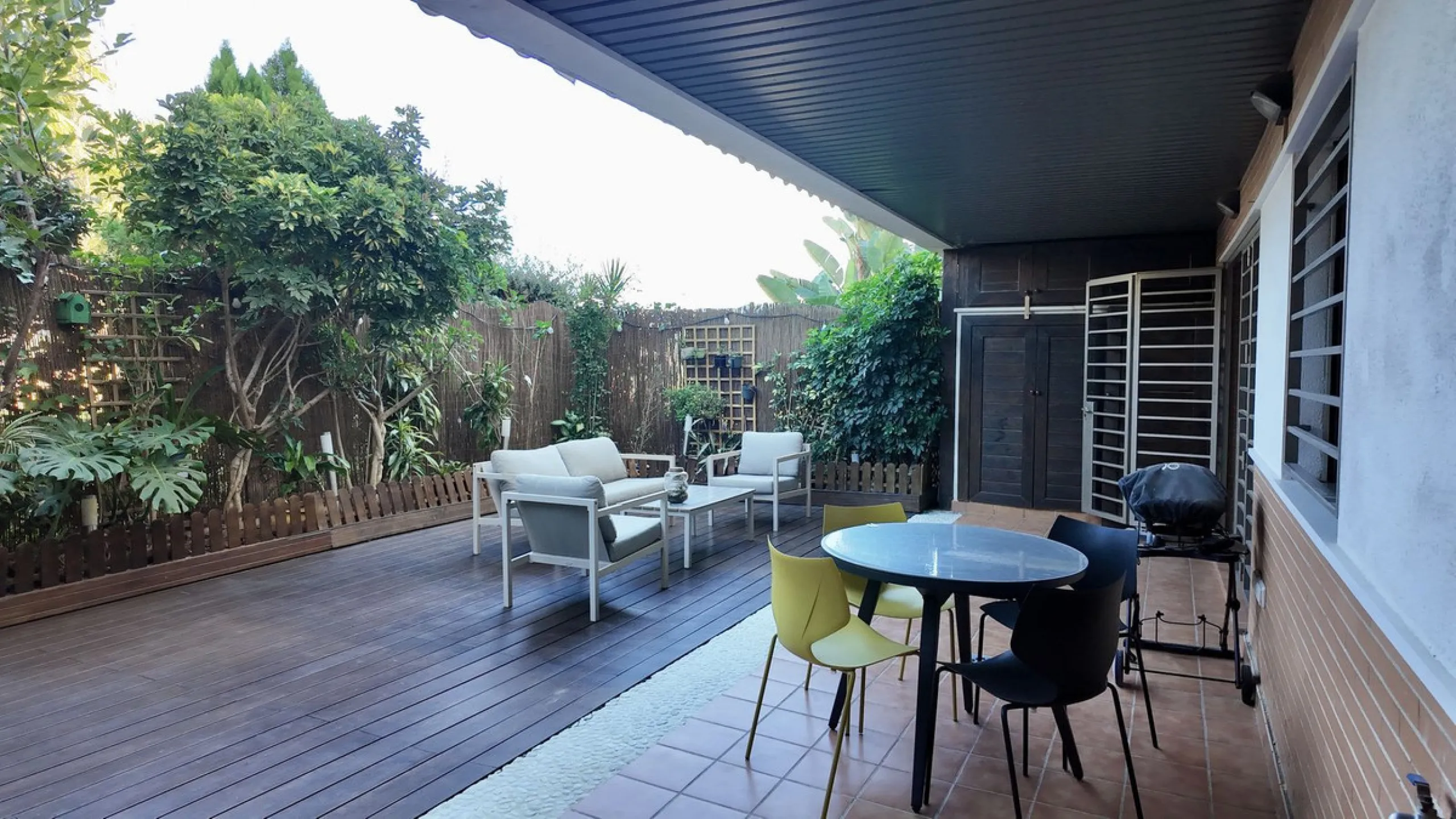 This 102 m² interior apartment, fully renovated in 2025, is situated in a quiet and well-maintained residential urbanisation, offering high-quality communal facilities.