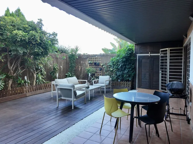 This 102 m² interior apartment, fully renovated in 2025, is situated in a quiet and well-maintained residential urbanisation, offering high-quality communal facilities.