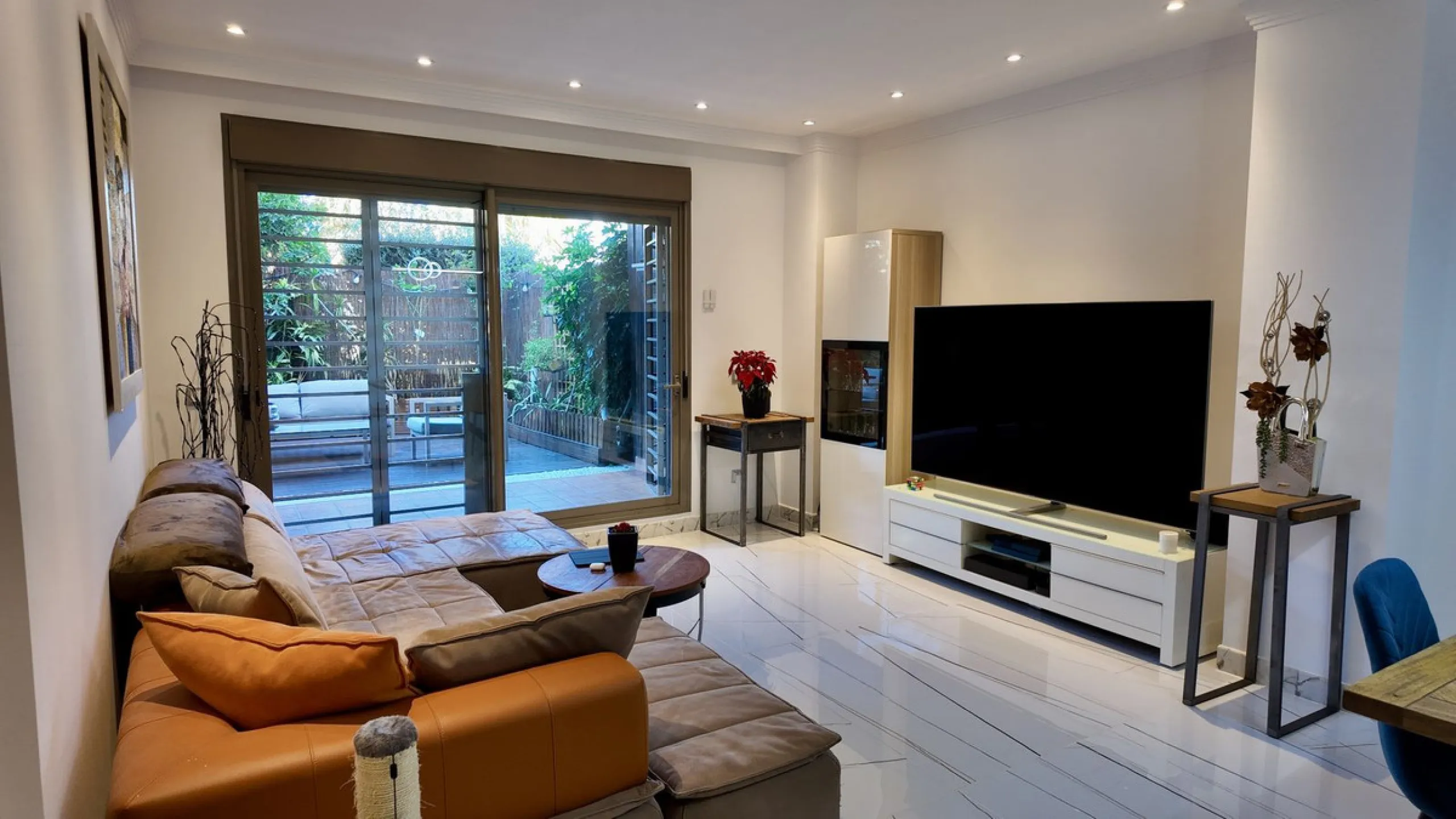 This 102 m² interior apartment, fully renovated in 2025, is situated in a quiet and well-maintained residential urbanisation, offering high-quality communal facilities.