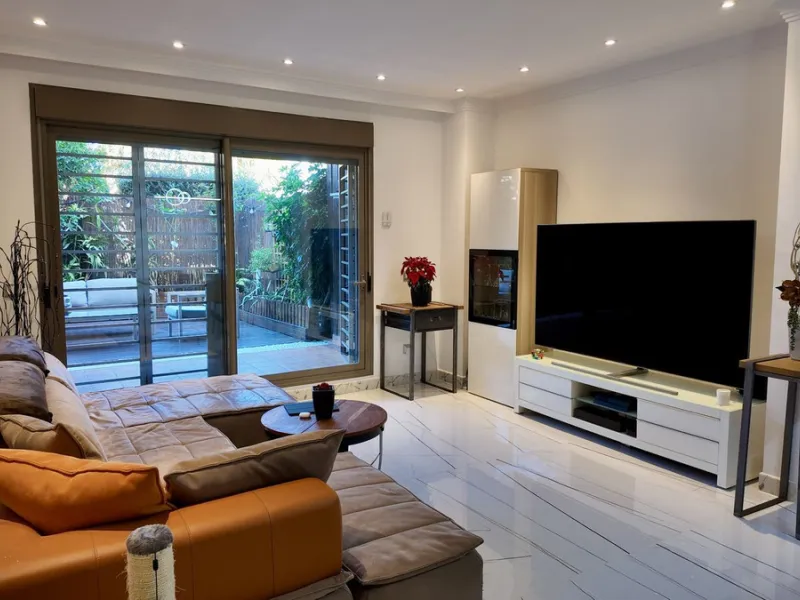 This 102 m² interior apartment, fully renovated in 2025, is situated in a quiet and well-maintained residential urbanisation, offering high-quality communal facilities.