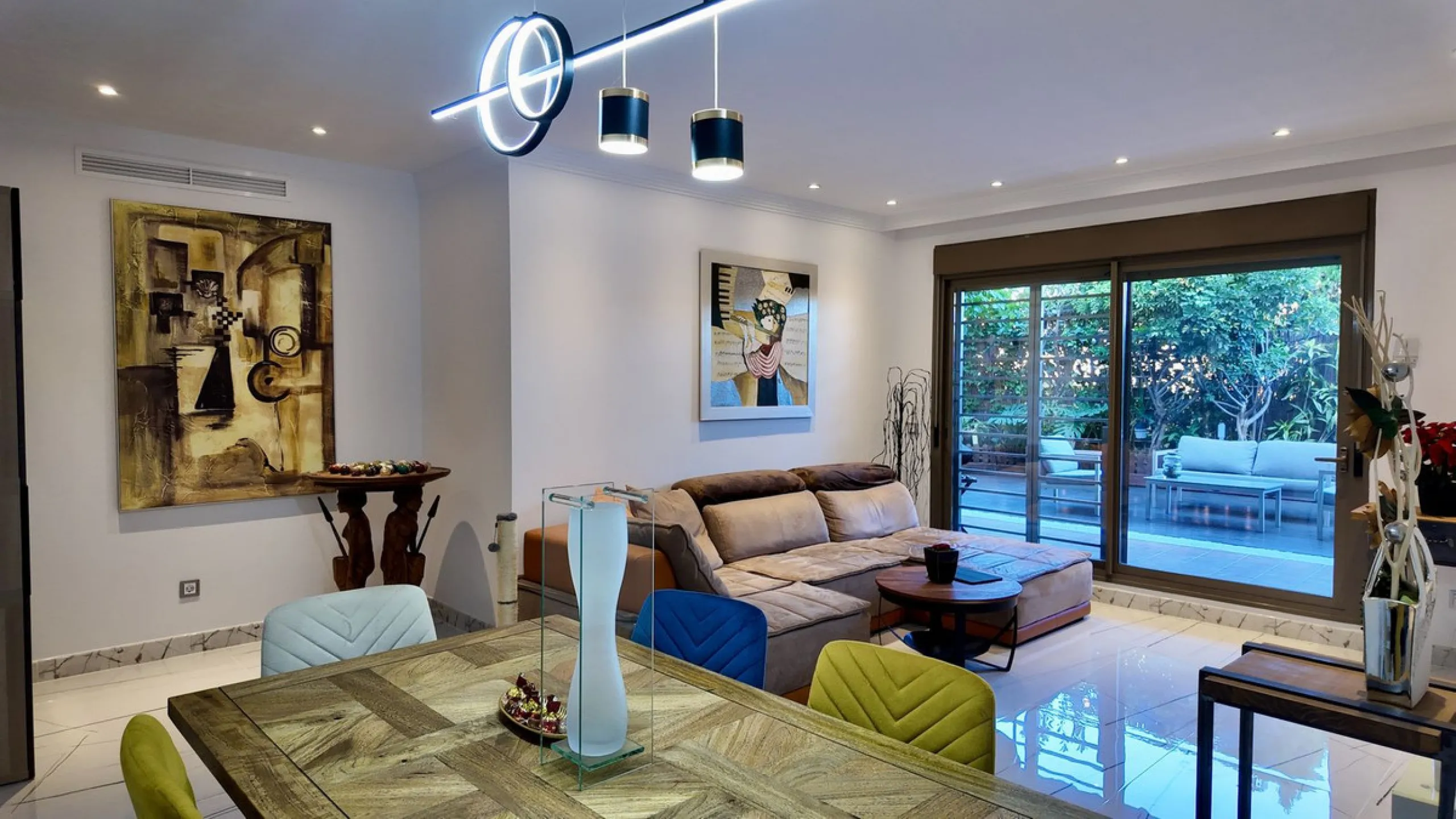 This 102 m² interior apartment, fully renovated in 2025, is situated in a quiet and well-maintained residential urbanisation, offering high-quality communal facilities.