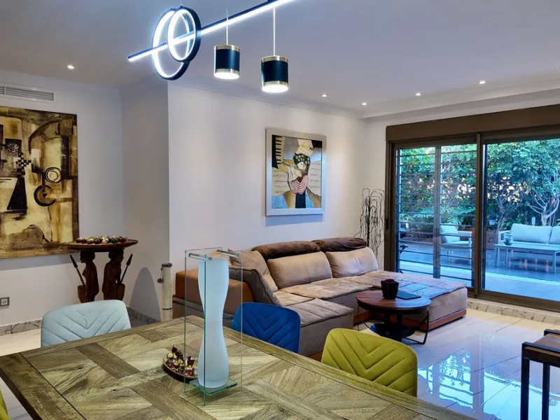 This 102 m² interior apartment, fully renovated in 2025, is situated in a quiet and well-maintained residential urbanisation, offering high-quality communal facilities.