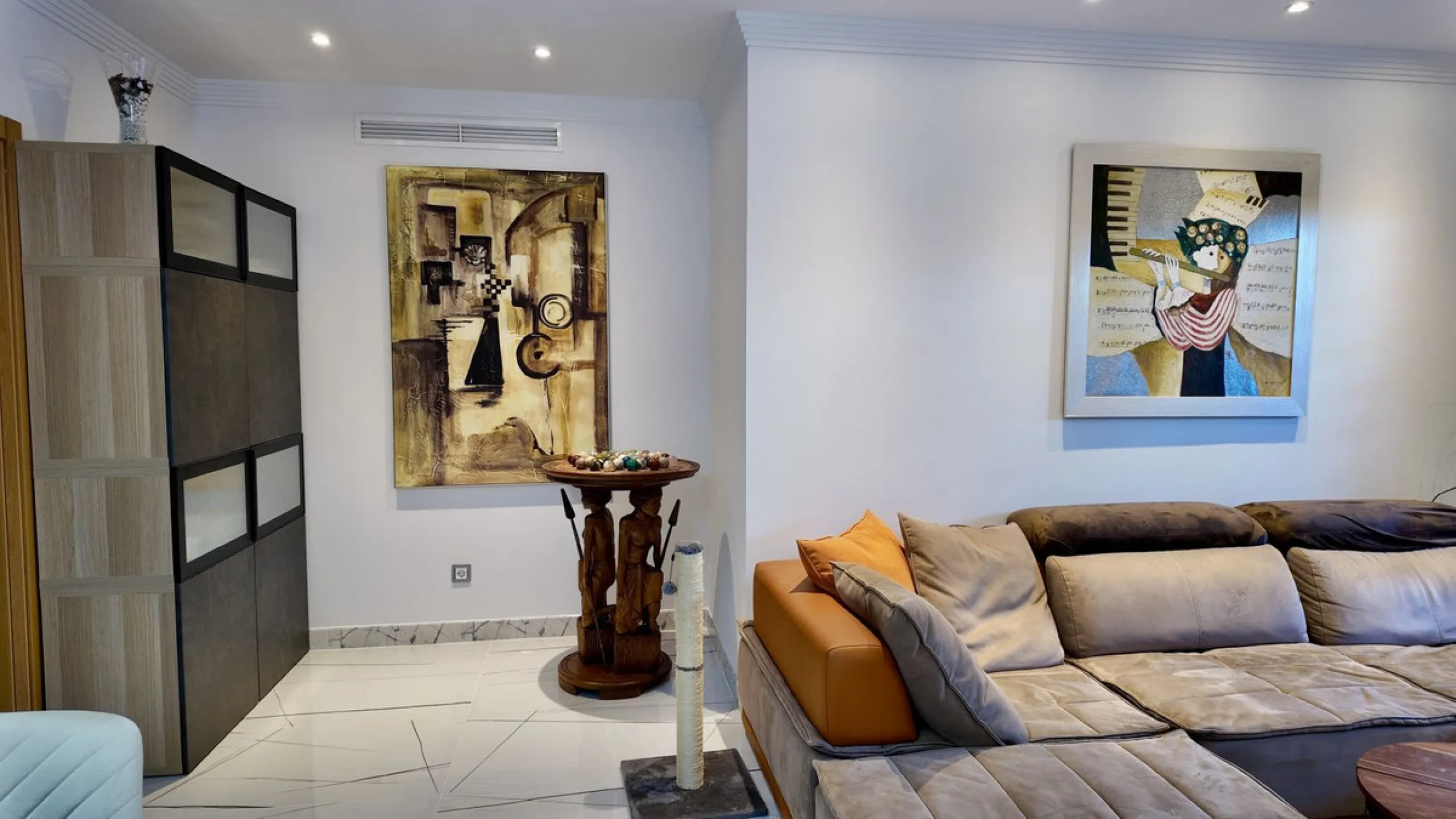 This 102 m² interior apartment, fully renovated in 2025, is situated in a quiet and well-maintained residential urbanisation, offering high-quality communal facilities.