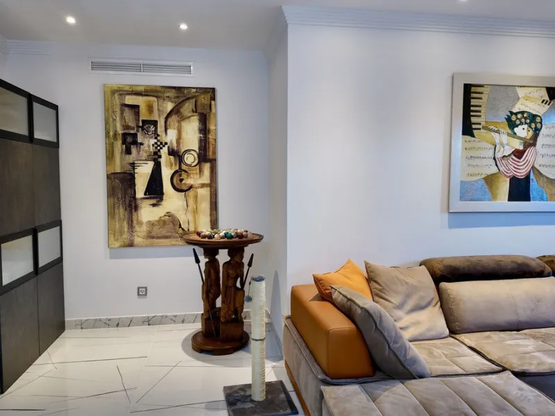 This 102 m² interior apartment, fully renovated in 2025, is situated in a quiet and well-maintained residential urbanisation, offering high-quality communal facilities.