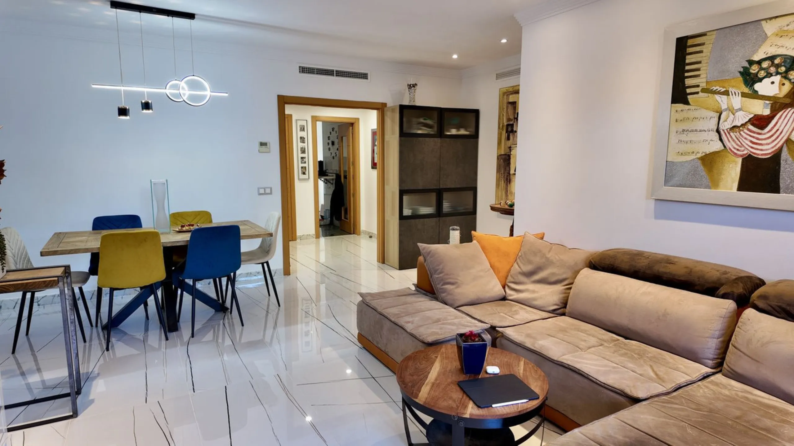This 102 m² interior apartment, fully renovated in 2025, is situated in a quiet and well-maintained residential urbanisation, offering high-quality communal facilities.