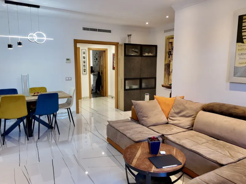 This 102 m² interior apartment, fully renovated in 2025, is situated in a quiet and well-maintained residential urbanisation, offering high-quality communal facilities.